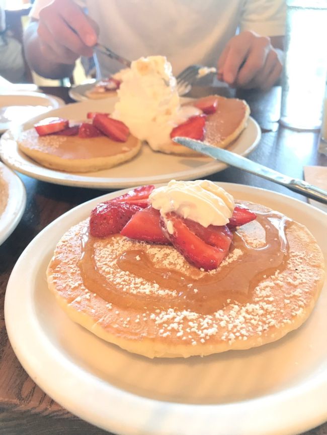 カルビと卵 と ストロベリーホイップクリームを注文！ パンケーキは一枚が限界。。。笑