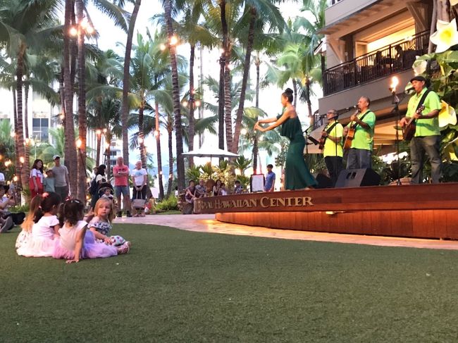 フラダンスのショーがはじまるとちょこんと座って。マナーが素晴らしい。。