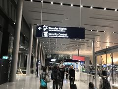 10時間後ヘルシンキ空港に着きました。天井が広い。