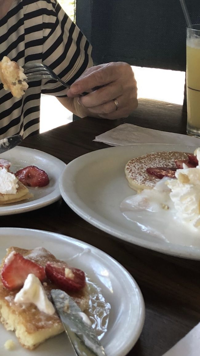 夫は両親のリクエストでエッグスンシングスの朝食に付き合った後、またまたプールに行ったみたいです。