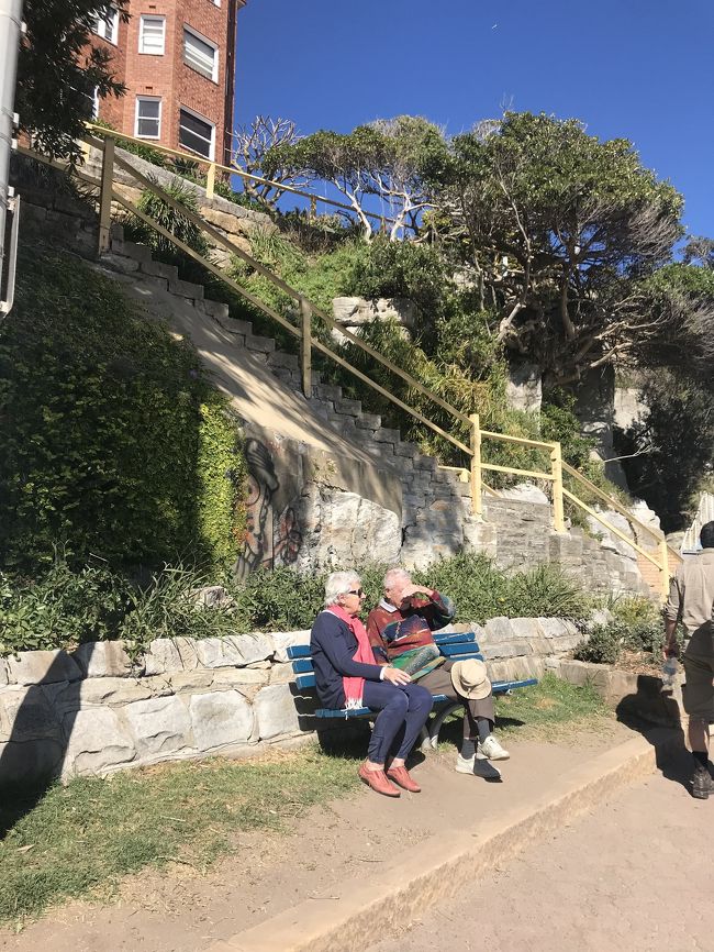 仲良く腰掛けておしゃべりする老夫婦。明るい色味もすてき、、美しく歳を重ねてる姿にほっこり。