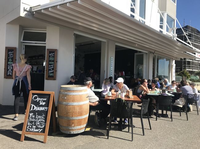 途中にあるこちらのカフェもすてき、、