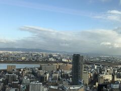 大阪での宿泊はインターコンチネンタル。翌朝の大阪市内の景色。淀川が向こう側に見えます。