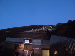 がんばって登っていると、１８時頃、宿泊する「富士山ホテル」に到着しました。
ほとんどの人はここで仮眠して、午前１時位に山頂目指すのですが、
ここまでで疲れ切った我々は朝まで寝ることにしました。

午前５時頃に山小屋の方が起こしてくださり、
日の出を見ます。
たくさんの人が日の出待機中です。
寒いです。