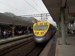 瑞芳駅に到着。雨も上がりました。

車両最後尾をパチリ。

流線型でカッコいい車体でした。