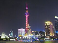 外灘まで歩きます。

川沿いに出てしまえば夜景が見えるので、夜景を楽しみながら歩けます。