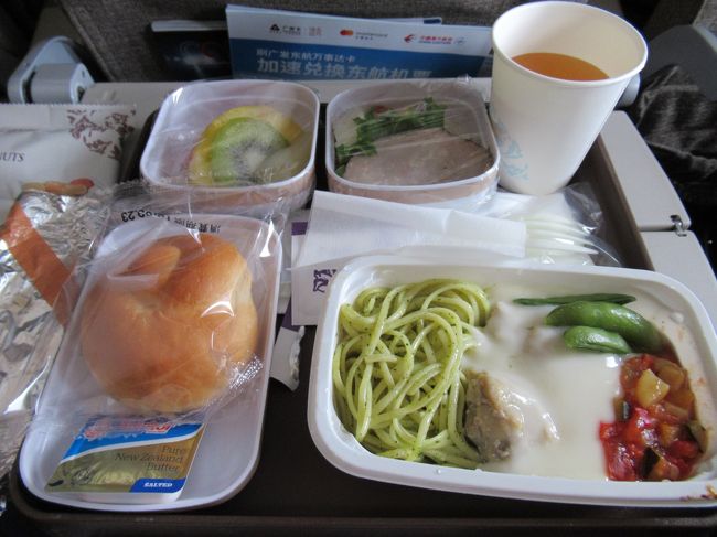 機内食。<br /><br />チキンかフィッシュ。<br />フィッシュは果物が月餅になっていました。