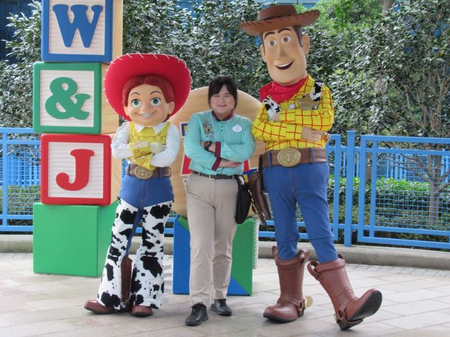 中庭でグリーティングしてます。<br /><br />１組去って、また来て、という状況なので人がいない。