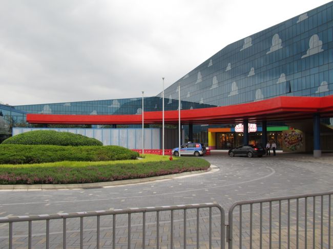 トイストーリーホテルに到着です。<br /><br />台風のせいかどんより曇り空。<br />タクシーは72元でした＾＾