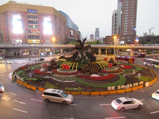 交差点の様子。<br /><br />暗くなってきました。