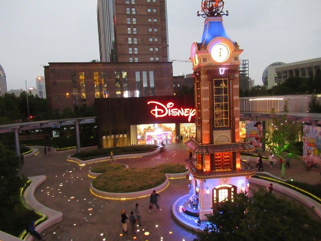 世界一大きいというディズニーストア。<br /><br />渋谷とか池袋のほうが大きいような…。<br />あまりセール品等はありませんでした。