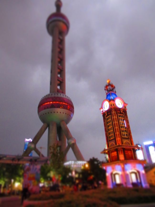 テレビ塔とミッキー時計。<br /><br />テレビ塔がライトアップされないので、移動。