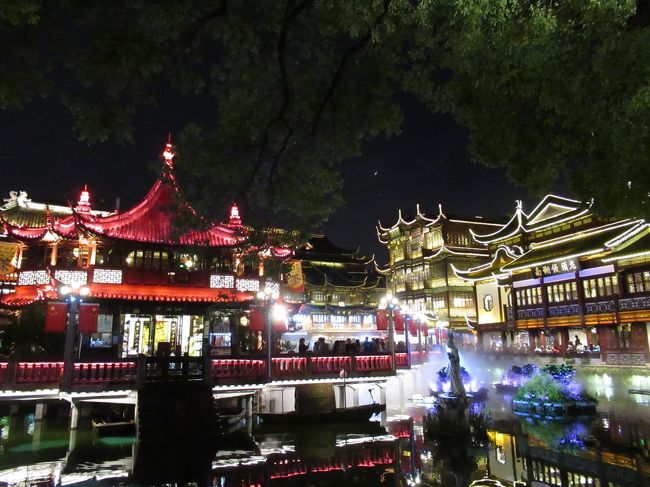 豫園商城を回ります。<br /><br />豫園は上海ナビにあったように工事中でした。