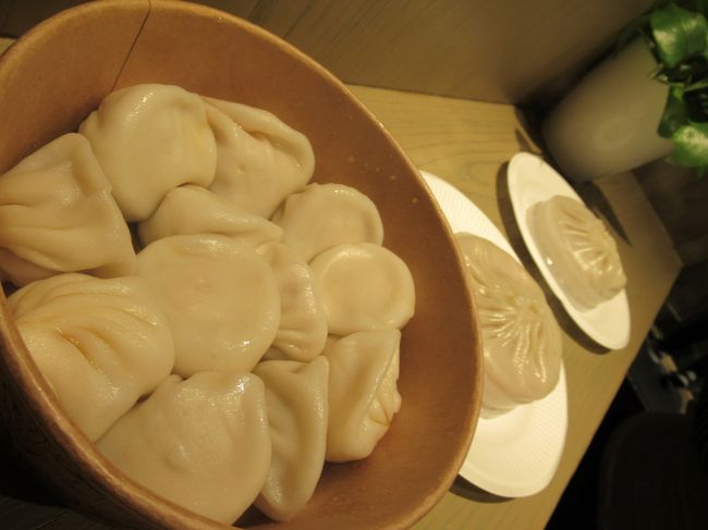 手前が小籠包１２個入り　２５元<br />奥が上海ガニを使った小籠包　２５元<br /><br />食べ方間違えましたが、上海ガニを使っているほうは最初にストローで中のスープを飲みます。<br /><br />味は…皮が厚めなので、台湾のほうが好きかな。<br />上海ガニを使ったほうはカニの味がしておいしかったです。