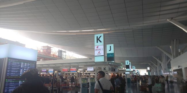 羽田空港に到着します。<br /><br />結構な混雑具合。