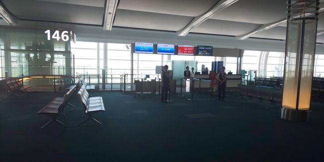 そのあとゲート変更のアナウンスが流れ、移動します。<br /><br />この時点で１時間ほど経過。<br />特にアナウンスもなく、ゲートに時間も出ていない…。