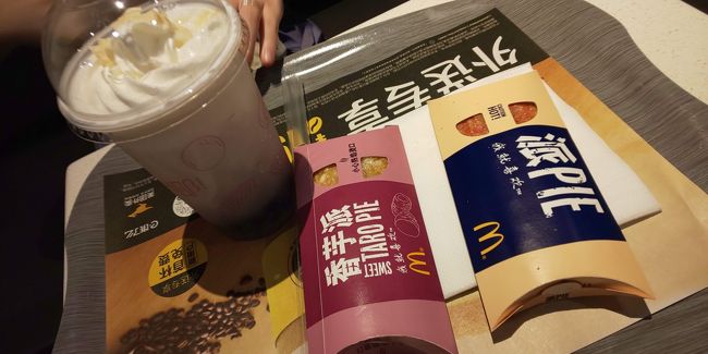 駅のマクドナルドで、ストロベリーパイとタロイモパイ、ココナッツバブルミルク？を飲みました。<br /><br />どれもおいしかった。<br />特に飲み物がちっちゃいコロロが入っている感じです。<br />伝わるかな…。