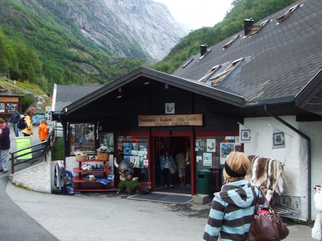 案内所に到着。<br />移動の途中で雨が降りましたが、このあたりは雨が降らなかったようです。