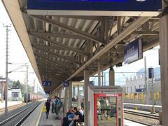 イエンバッハ駅で，ツィラタールバーンからOBBへ乗り換え，イエンバッハ駅10:51発テルフェス・プファッフェンホーフェンTelfs-Pfaffenhofen行のSバーンに乗ります．シュバーツは二駅目です．