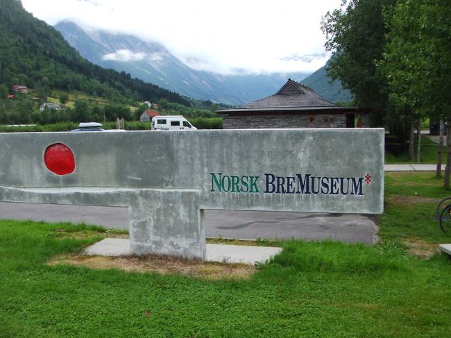 Oldenで戻って、Skeiを経由してFjaerlandへ向かいます。<br />バスでもう少し行く予定だったんどエスが、バスの運転手がここで降りるよう促してきます。氷河博物館のようなものがあり、どうもここを目指していると勘違いされていたのでしょうか。詳細は不明ですが、しばし見学。