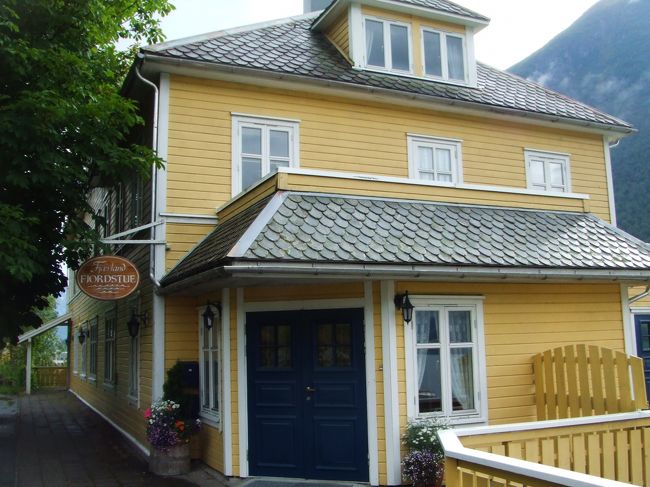 ホテルに到着。ディナー付きの宿だったのか、この日はこの旅行中唯一まともな食事をしました。周りに何もないので、食事つきでよかった。