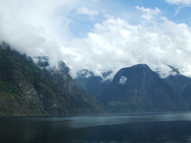 少し雲の切れ目がありますが、なかなか晴れないです。