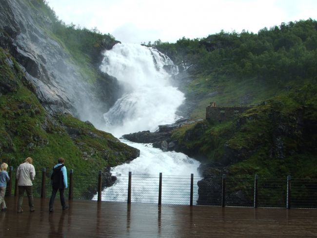 名前は忘れましたが、途中の有名な滝で一時停止。