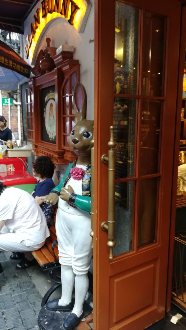 このウサギさんは紅茶（各種フレーバーティー）のお店で、２缶だけ買おうと思ったのにしっかり４缶買わされてしまいました！でも、ティースプーンや茶こしを付けてくれました。