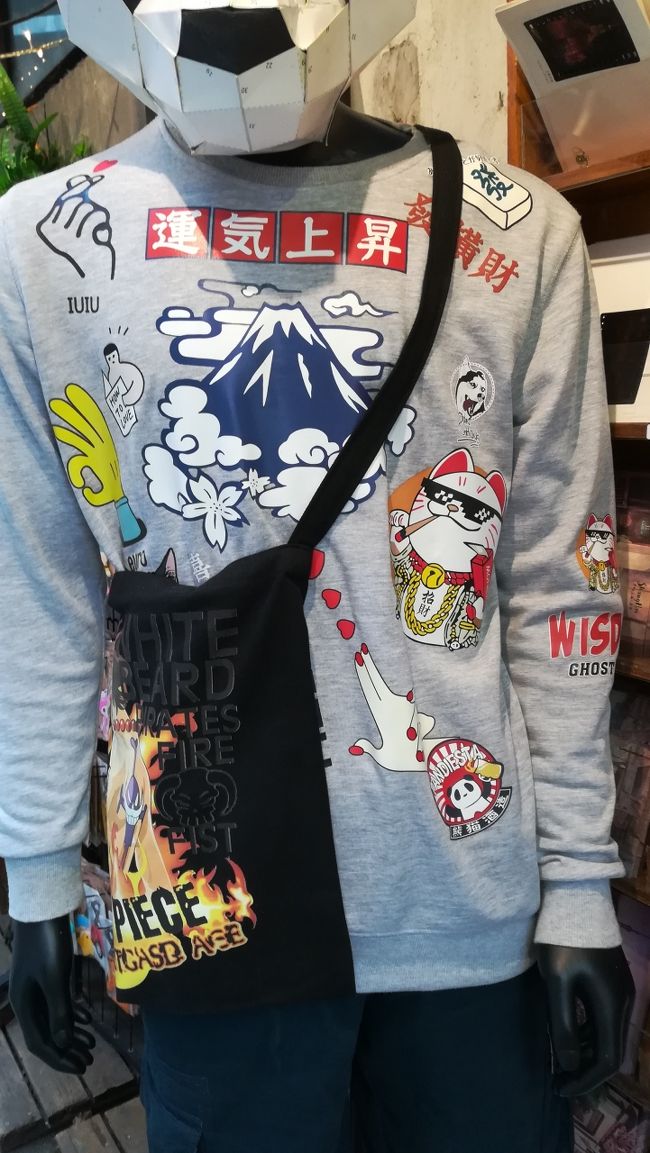 こちらのお店の前には。