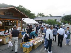 朝6時から朝市をやっていて昼神温泉の名物のようです。地元の野菜や漬物を売っています。多くの年配のお客さんで賑わっていました。