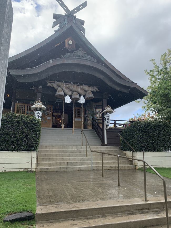 出雲大社に着くころに、結構強めに雨が降り出し、雨宿りできるだろうと思っていたら、こちら雨宿りする場所少ないです。<br />この社殿の屋根の下以外、雨を凌げそうな場所ないです。<br />社殿にいると写真を撮る方の邪魔になるし、ずぶ濡れになってしまいました。