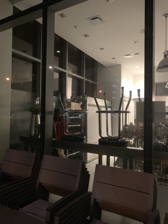 ぜんぜんわからないですが、DEAN&amp;DELUCAです。<br />昨日のロイヤルハワイアンセンターではなく、アパートから歩いて1分、リッツカールトンレジデンスの方に来ました。<br />ここにも限定バックがあるとのこと。<br />母からのミッションを達成すべく、4時くらいから並びました。