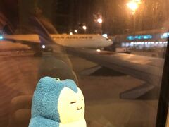 三原から路線バスに乗り40分ほどで広島空港へ。
21時35分発羽田行きANA690便。羽田着が23時で、川崎の山奥にある自宅への終電まで30分ほど余裕のある時間。

で、ここでまさかのアナウンス。
ピンポンパンポーン「羽田行きの690便は使用機材到着遅れのため、30分遅れの22時05分に出発が遅れまーす」

えーと、また深夜便のディレイですか。
ディレイといえば、この前の冬のLCC旅で※危うい目にあったので、あの時の再現ですな。

さぁどうなる。どうする。

※ https://4travel.jp/travelogue/11453293
（成田からLCCで行く小樽・余市日帰り弾丸ツアー。帰りで大幅ディレイを食らった旅）