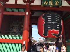 　雷門は浅草寺の総門であり、正式名称は「風雷神門」といいます。
　記念写真を撮ります。
　