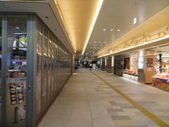 松江駅構内のシャミネ松江。まだ朝７時半になっておらず、開いているお店もまばら。
