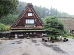 　正面の大きな合掌造りの建物は「しらさぎ座」です。「下呂地域の昔話を影絵劇で伝えて来た」2008年7月20日に始まりました。
　下呂温泉合掌村しらさぎ座で行われて来た下呂地域の昔話の公演が、2017年10月１日に約９年３ヶ月（ステージ数は数千回）の大ロングラン公演の幕を閉じました。
　 今後はしらさぎ座で地元文化を伝える演芸館としてさまざまな企画を行って行くそうです。