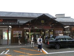 　下呂駅（げろえき）です。JR東海、高山本線の駅です。「天下の三名泉」と呼ばれる日本屈指の温泉地下呂温泉の玄関口の駅です。