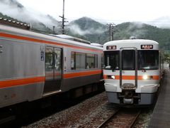 　普通「美濃太田」行きの列車がホームに入って来ました。