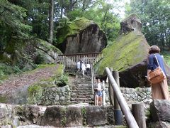 　岩屋岩蔭遺跡は発掘調査によって縄文時代早期から江戸時代の遺物が出土している、そうです。巨石の前に柵があったので階段を上って行きました。