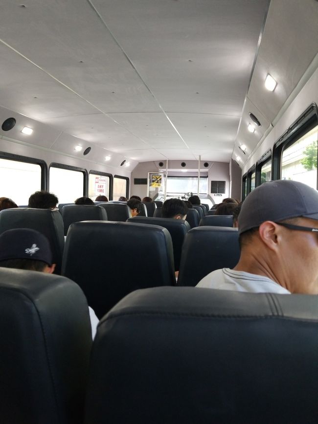 それではワイケレアウトレットに出発です。<br />町中にあるクーポン雑誌で往復１０ドルに予約<br />チップ込みなのでレンタカーを借りるよりかなり安く行けます。<br />また乗り心地も大丈夫です。<br />予約は9時30分出発の14時30分アウトレットお迎えで予約しました。<br />私達は行くお店が決まっているのでこのくらいで丁度ですが初めての方は１日あっても足りないかも