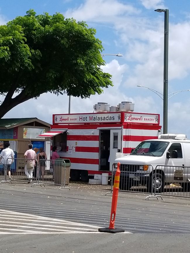 本店まではちょっと遠いし、いつも混んでるので<br />アウトレットのレナーズならほとんど並ぶことなく購入できますよ。<br />ここで食べるときはウエットティシュを忘れずに<br />手が砂糖でベタベタになります