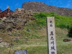 空港から右周りで観光します。
まずは具志川城跡。１５世紀初め頃築城の城跡。
すでにムチャ暑いです。

15世紀初めの頃に真達勃（まだふつ）按司によって築城され、
2代目の真金声（まかねごえ）按司のときに真二古樽（まにくだる）按司に攻められ、
具志川城は真二古樽按司が治め、真金声按司は沖縄本島南部へ逃げ、現在の糸満市の具志川城を築いたそう。

ここ久米島の具志川城は、16世紀初めに琉球国王の尚真王による琉球統一の過程で滅ぼされたとされてるとか。