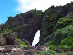 「割れ目を境に海側が石灰岩、島側が凝結角礫岩（ぎょうかいかくれきがん）からできています。種類の違う岩の合わせ目は、浸食を受けやすく裂け目となったのです。また周囲の磯を歩くと、褐色をした礫を含む凝灰岩層の上に石灰岩が｢不整合｣の関係でのっている様子が見られます。」（ジオスケープ　地形写真家 竹下光士のフォトギャラリー＆ガイド　より）

「久米島の北にあるミーフガー。なんで子宝に恵まれるのかというのはあなたのお察しの通り。女性器の形に穴があいている岩だからです。この地方の方言では「穴があいている」というのを「ミーフガー」と言うのだそうです（また別の説で、ミーフガーは「女の岩」という意味もあります）。」
（日本珍スポット１００景　より）

後から調べるといろいろな事がわかってきて面白い！