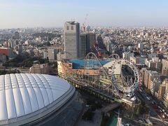 眼下に東京ドームや観覧車。