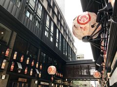 福徳神社は、三越前駅からすぐのところにあります。
三越前駅からコレド室町の仲通りを通り、福禄神社を目指します。
コレド室町はECO EDO 日本橋の期間中のため金魚大提灯参道が灯っていました。
小江戸をイメージが素敵ですよね！
