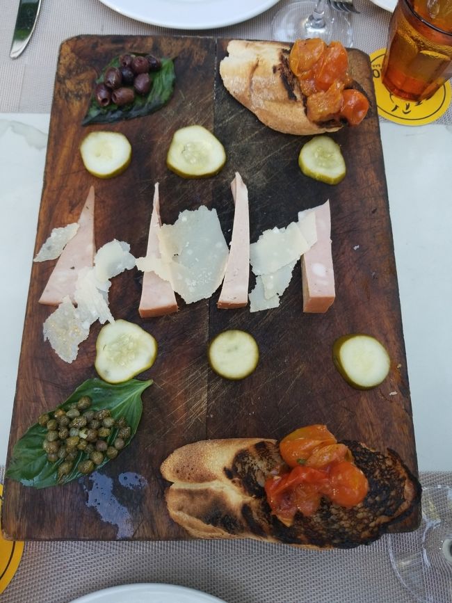 チーズとハムの前菜