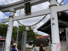 娘がいったことがないハワイ出雲大社へ。さま～ずで有名ですね。

私は2月に来たばかり。

ハワイの友人は、来たことがなかったらしく、中でやっていた結婚式を珍しそうに眺めていました。