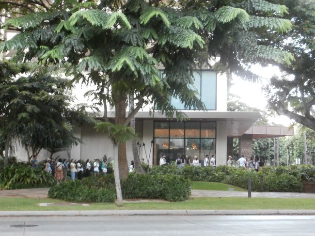 徒歩でレンタカー屋さんに向かう途中<br />ディーンアンドデルーカの限定バッグ購入の行列です