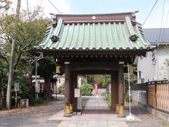 大巧寺を後に妙隆寺に向かいます。
こちらも日蓮宗の寺院。鎌倉江の島七福神の寿老人を祀る寺院で、新年は参拝者で賑わう。