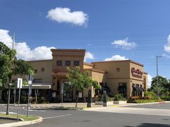 お昼は少し早めにチーズケーキファクトリーで。

ワイキキでは，待つのが嫌で入ったことがなかったが、こちらは、空いています。